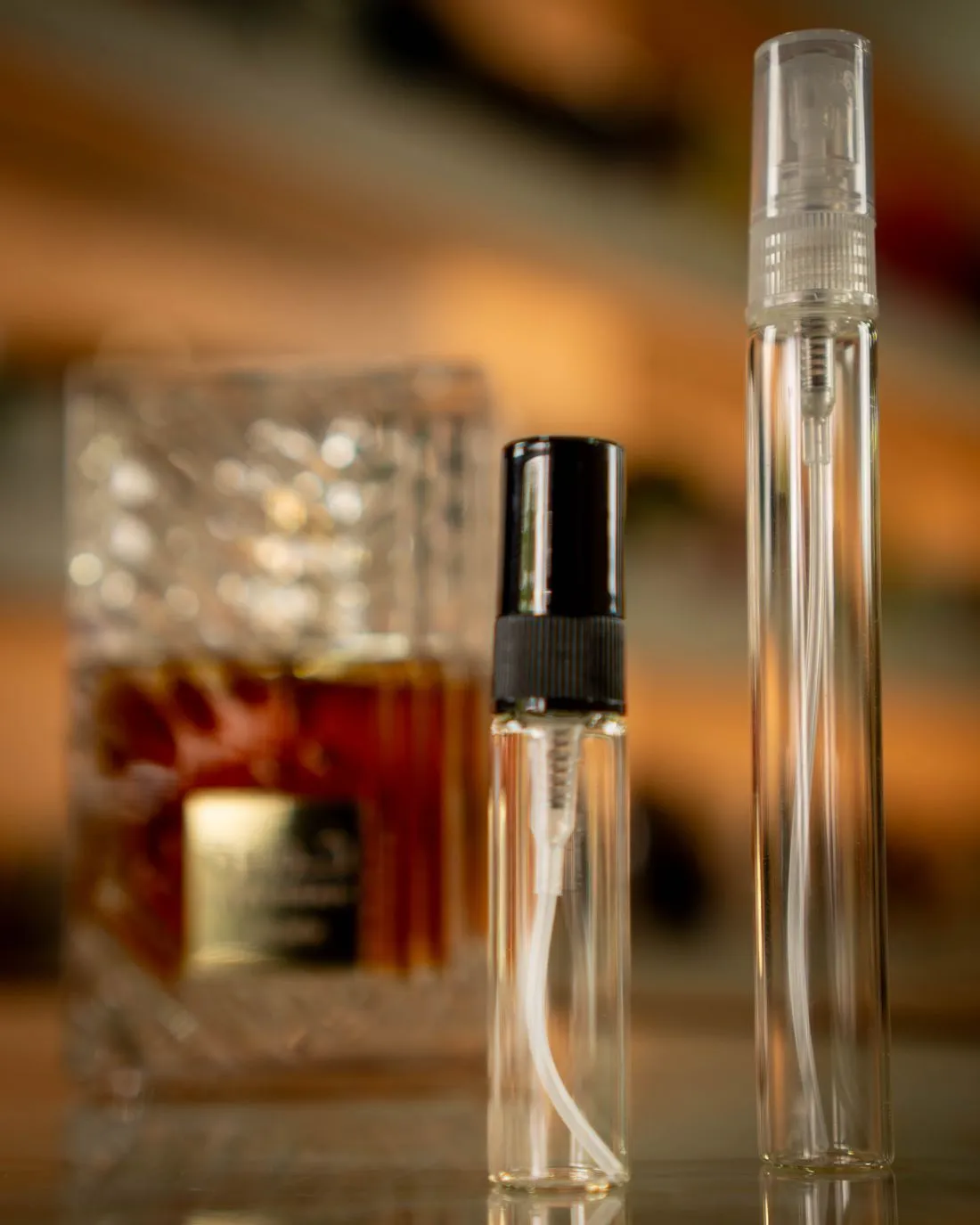 Decants de 5 y 10 ml junto a un frasco de perfume